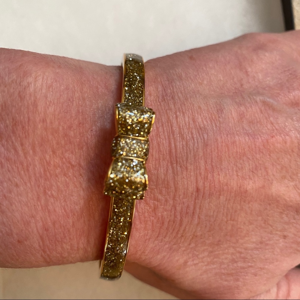 KATE SPADE NEW NWT BRACELET BANGLE GOLD PLATE GLITTER BOW MOON RIVER JEWELRY - Picture 5 of 8